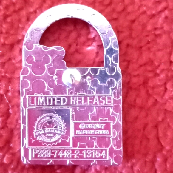 DISNEY LIMITED RELEASE GOOFY LOCK PIN - Picture 4 of 4